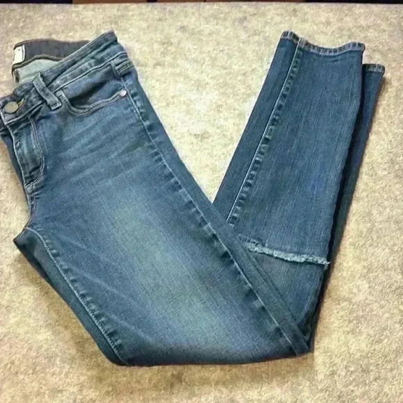 PAIGE Denim - PAIGE Jeans, Skyline Ankle Peg. Size 27. Unique Knee Detail!